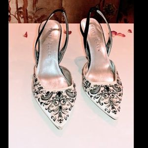 Heeled shoes silk with black motifs